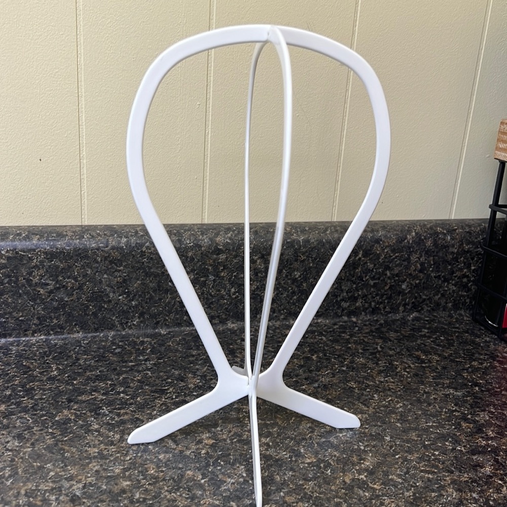 Wig stand for storing or drying wigs